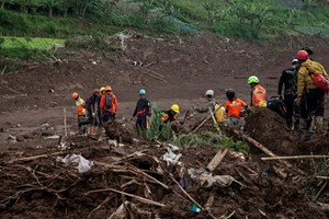 ຍອດ​ຜູ້​ເສຍ​ຊີ​ວິດ​ຈາກ​ເຫດດິນ​ພູ​ເຈື່ອນ​ຢູ່​ອິນ​ໂດ​ເນ​ເຊຍ ​ເພີ່ມ​ຂຶ້ນ​ເປັນ 48 ຄົນ