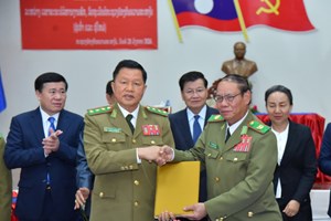 ມອບ-ຮັບໜ້າທີ່ເລຂາຄະນະບໍລິຫານງານພັກ ລັດຖະມົນຕີກະຊວງປ້ອງກັນຄວາມສະຫງົບ