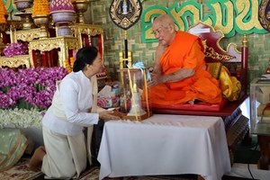 ພຸດທະສາສະນິກະຊົນ ໃສ່ບາດຖວາຍສັງຄະທານແດ່ພະສົງໃນງານບຸນນະມັດສະການພະທາດສີໂຄດຕະບອງ ປະຈໍາປີ 2026