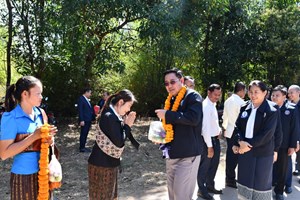 ຄະນະຜູ້ສະໝັກຮັບເລືອກຕັ້ງ ສສຊ ເຂດເລືອກຕັ້ງທີ 15 ແຂວງຈຳປາສັກ​ ແລະ​ ຜູ້ສະໝັກຮັບເລືອກຕັ້ງ ສສຂ​ ສືບຕໍ່ພົບປະຜູ້ມີສິດເລືອກຕັ້ງຢູ່ບ້ານນາຫຼົ້ງ