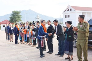 ຜູ້ສະໝັກຮັບເລືອກຕັ້ງ ສສຊ ຊຸດທີ X ປະຈໍາເຂດເລືອກຕັ້ງທີ 18 ແຂວງໄຊສົມບູນ ສືບຕໍ່ລົງຫາສຽງ ແລະ ສະເໜີໂຕ ຢູ່ເມືອງຮົ່ມ