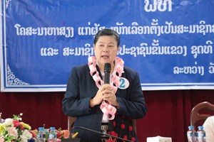 ຜູ້ສະໝັກ ສສຊ ຊຸດທີ xປະຈຳເຂດເລືອກຕັ້ງທີ 4 ແຂວງອຸດົມໄຊໂຄສະນາຫາສຽງຢູ່ບ້ານໂຮມໄຊ