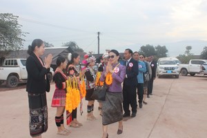 ຜູ້ສະໝັກເລືອກຕັ້ງເປັນ ສສຊ ຊຸດທີ X ແລະ ສສຂ ຫຼວງນໍ້າທາ ຊຸດທີ V ລົງສະເໜີຕົວຫາງສຽງ ຢູ່ທີບ້ານກາງໂພນສິງ