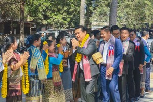 ຄະນະຜູ້ສະໝັກຮັບເລືອກຕັ້ງ ສສຊ ເຂດ 12 ແຂວງຄໍາມ່ວນເຄື່ອນໄຫວສະເໜີຕົວຢູ່ບ້ານນາໂດນ