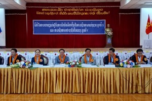 ຜູ້ມີສິດປ່ອນບັດເລືອກຕັ້ງເມືອງໄຊຈຳພອນ ຮັບຟັງການລົງໂຄສະນາຫາສຽງ ຂອງຜູ້ຮັບສະໝັກຮັບເລືອກຕັ້ງເປັນ ສສຊ