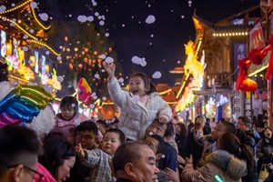 ທ້ອງ​ຖິ່ນ​ຕ່າງໆ​ຂອງ​ຈີນ​ມີ​ບັນ​ຍາ​ກາດ​ສະຫຼອງ​ບຸນຢ່າງຄຶກຄື້ນ ​ໃນ​ໄລ​ຍະ​ພັກ 2 ມື້​ຜ່ານ​ມາ​