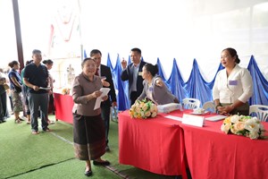 ທ່ານນາງ ສີໃສ ລືເດດມູນສອນປ່ອນບັດເລືອກຕັ້ງຢູ່ບ້ານພະຂາວ