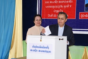 ທ່ານ ໄຊສົມພອນ ພົມວິຫານ ປະທານສະພາແຫ່ງຊາດ ໄປໃຊ້ສິດປ່ອນບັດເລືອກຕັ້ງສສຊຊຸດທີ X ແລະ ສສຂຊຸດທີ V