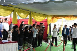 ທ່ານ ທອງລຸນ ສີສຸລິດ ຮ່ວມປ່ອນບັດເລືອກຕັ້ງ ສສຊ ແລະ ສສຂ