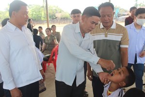 ເມືອງໂຂງ ເປີດຂະບວນການຢອດຢາວັກຊີນປ້ອງກັນພະຍາດໂປລິໂອ ໃຫ້ເດັກອາຍຸຕ່ຳກວ່າ 5 ປີ