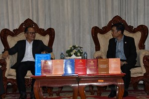 ສະພາທິດສະດີສູນກາງພັກ ມອບປຶ້ມໃຫ້ ມຊ