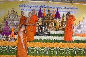 ຊາວພຸດຮ່ວມເທທອງຫຼໍ່ພະພຸດທະຮູບທີ່ວັດປ່ານາຄູນນ້ອຍ