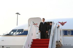 ພະບາດສົມເດັດ ພຣະວະຊິຣະເກົ້າເຈົ້າຢູຫົວ ແລະ ສົມເດັດພະນາງເຈົ້າ ພຣະບໍຣົມລາຊິນີ ແຫ່ງ ຣາຊະອານາຈັກໄທເດີນທາງເຖິງນະຄອນຫຼວງວຽງຈັນ