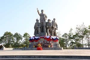 ບັນດາພະແນກການ, ອົງການທຽບເທົ່າ ແຂວງຄໍາມ່ວນ ຮ່ວມຂໍານັບ ແລະ ສັກກະລະບູຊາ ຮູບຫລໍປະທານ ສຸພານຸວົງ