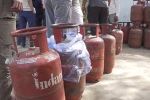 ຊາວອິນເດຍ ກັກຕຸນແກ໊ສປຸງແຕ່ງອາຫານ ຫຼັງຈາກການສະໜອງຂາດແຄນ