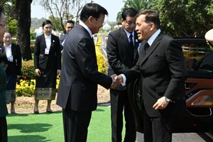 ເຈົ້າຊີວິດ ແຫ່ງ ຣາຊະອານາຈັກໄທ ຢ້ຽມຢາມສູນພັດທະນາ ແລະ ບໍລິການດ້ານການກະເສດຫ້ວຍຊອນ-ຫ້ວຍຊົ້ວ