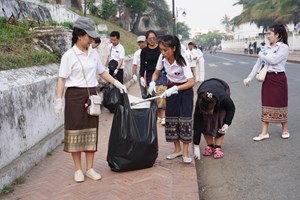 ພະນັກງານນຳທ່ຽວແຂວງຫຼວງພະບາງ ຮ່ວມກັນເກັບຂີ້ເຫຍື້ອເທດສະບານ ນະຄອນ ຫຼວງພະບາງ