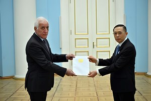 ທ່ານ ສີພັນດອນ ອ້ອຍບົວບຸດດີ ເຂົ້າຍື່ນສານຕາຕັ້ງຕໍ່ປະທານາທິບໍດີເເຫ່ງ ສ ອາກເມນີ