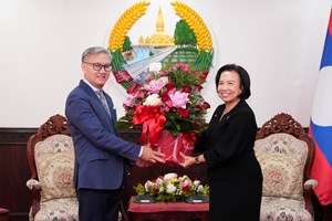 ທ່ານ ທອງສະຫວັນ ພົມວິຫານ ຕ້ອນຮັບ ທູດໄທ ເຂົ້າຊົມເຊີຍ