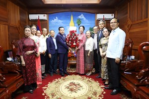 ການນໍາ ແຂວງຄໍາມ່ວນ ຕ້ອນຮັບການເຂົ້າອວຍພອນ ຂອງກົງສູນໃຫຍ່ຫວຽດນາມ