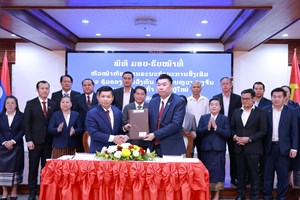 ມອບ-ຮັບໜ້າທີ່ຫົວໜ້າຫ້ອງການຄະນະກຳມະການສົ່ງເສີມ ແລະ ຄຸ້ມຄອງການລົງທຶນຜູ້ເກົ່າ ແລະ ຜູ້ໃໝ່