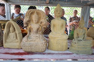 ຊາວເມືອງໄຊພູທອງ ອັນເຊີນພະເຈົ້າແຖ່ນຄໍາເຫຼືອງ ລົງຫົດສົງເປັນເວລາ 7 ວັນ