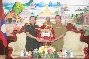 ຄະນະນຳກອງພົນທີ 5 ເຂົ້າອວຍພອນ ຄະນະນຳ ກອງບັນຊາການ ປກສ ແຂວງຈໍາປາສັກ