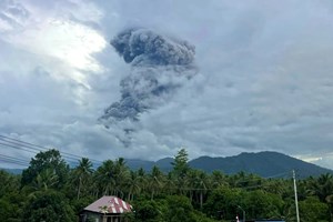 ພູເຂົາໄຟດູໂຄໂນ ໃນອິນໂດເນເຊຍ ລະເບີດ 4 ຄັ້ງໃນມື້ດຽວ