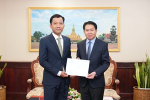 ຮອງລມຕ ກະຊວງການຕ່າງປະເທດ ຮັບການຍື່ນສັນຍາບັດແຕ່ງຕັ້ງຈາກກົງສຸນໃຫຍ່ ກຳປູເຈຍ ປະຈຳແຂວງຈຳປາສັກຄົນໃໝ່