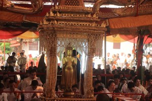 ມວນຊົນຊາວຫຼວງພະບາງ ຮ່ວມອັງເຊີນອົງພະບາງພຸດທະຣາວັນ ລົງຫົດສົງໂອກາດບຸນປີໃໝ່