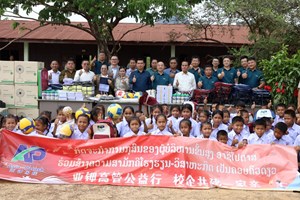 ບໍລິສັດ ຝຸ່ນໂປຕາສ ມອບອຸປະກອນການສຶກສາໃຫ້ໂຮງຮຽນປະຖົມສົມບູນບ້ານກະວະ
