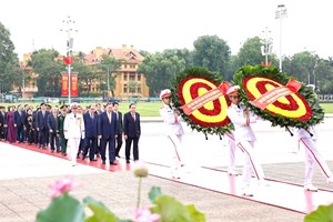 ການ​ນຳ​ພັກ - ລັດ ຫວຽດນາມ ​ໄຫ​ວ້​ອາ​ໄລ ປະ​ທານ ​ໂຮ່​ຈິ​ມິນ