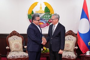 ລັດຖະບານ ລາວ ປະດັບຫຼຽນກາມິດຕະພາບ ໃຫ້ແກ່ ທູດປາແລັດສະຕິນ