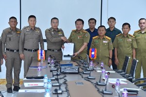 ມອບຜູ້ຖືກຫາຫຼິ້ນການພະນັນຕ້ອງຫ້າມ 100 ກວ່າຄົນໃຫ້ທາງການໄທ