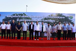 ນາຍົກລັດຖະມົນຕີ ຮ່ວມປູກຕົ້ນໄມ້ຢູ່ເຂດເສດຖະກິດພິເສດບຶງທາດຫຼວງ