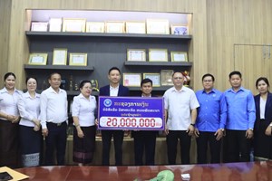 ລັດວິສາຫະກິດຫວຍພັດທະນາລາວ ມອບເງິນ 20 ລ້ານກີບ ສ້ອມແປງໂຮງຮຽນ ມ.ຕົ້ນ ຫ້ວຍໄລ