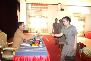 ຄູສອນ ແລະ ພະນັກງານ 6 ເມືອງໄຊຍະບູລີ ຮັບໃບຢັ້ງຢືນການຝຶກອົບຮົມຄອມພິວເຕີຂັ້ນພື້ນຖານ