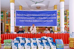 ປະທານສະພາແຫ່ງຊາດ ມອບເຄື່ອງຊ່ວຍເຫຼືອບັນເທົາທຸກໃຫ້ຜູ້ປະສົບໄພພາຍຸໝາກເຫັບ ຢູ່ເມືອງສີໂຄດຕະບອງ