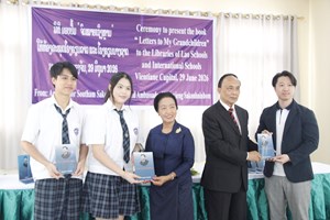 ພິທີມອບປຶ້ມ “ຈົດໝາຍເຖິງຫຼານ” ໃຫ້ແກ່ຫ້ອງສະໝຸດໂຮງຮຽນ
