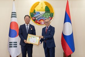 ລັດຖະບານ ສປປ ລາວ ປະດັບຫຼຽນໄຊມິດຕະພາບໃຫ້ແກ່ ເອກອັກຄະລັດຖະທູດ ແຫ່ງ ສ ເກົາຫຼີ ປະຈໍາ ສປປ ລາວ