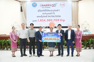 ມອບເງິນໃຫ້ຜູ້ໂຊກດີຖືກລາງວັນທີ 1 ສະຫຼາກພັດທະນາ 5/45
