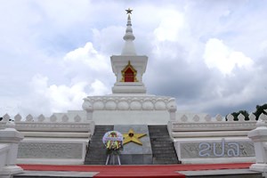 ປະທານາທິບໍດີ ສສ ມຽນມາ ວາງພວງມາລາຢູ່ອະນຸສາວະລີນັກຮົບນິລະນາມ