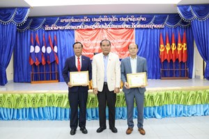 ມອບ-ຮັບໃບຢັ້ງຢືນໜ່ວຍພັກ ປອດໃສ ເຂັ້ມແຂງ ໜັກແໜ້ນ