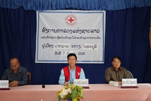ປະທານອົງການກາແດງ ລົງມອບເຄື່ອງໃຫ້ປະຊາຊົນທຸກຍາກຢູ່ເມືອງປາກລາຍ