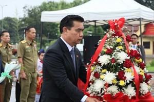 ການນໍາ ແຂວງຄໍາມ່ວນ ວາງກະຕ່າດອກໄມ້ ລະນຶກວັນເກີດ ປະທານ ສຸພານຸວົງ ຄົບຮອບ 117 ປີ