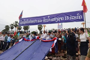 ຄໍາມ່ວນ ປ່ອຍປາ ລົງສູ່ວັງສະຫງວນແມ່ນໍ້າຂອງ ບໍລິເວນ ໜ້າພຣະທາດສີໂຄດຕະບອງ