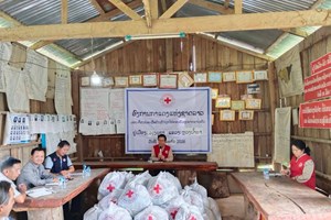 ມອບເຄື່ອງຊ່ວຍເຫຼືອບັນເທົາທຸກໃຫ້ປະຊາຊົນຢູ່ສອງແຂວງ