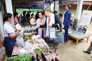 ທູດອົດສະຕາລີ ຢ້ຽມຢາມກຸ່ມຫັດຖະກຳ ຂອງບຸກຄົນທີ່ມີຄວາມພິການ