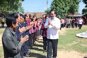 ນາຍົກລັດຖະມົນຕີ ຊີ້ນຳວຽກງານ ຢູ່ຕາແສງຕຸ້ມລານ