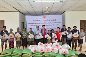 ກາແດງແຫ່ງຊາດລາວ ລົງມອບເຄື່ອງບັນເທົາທຸກ ແລະ ເປີດຊຸດອົບຮົມ